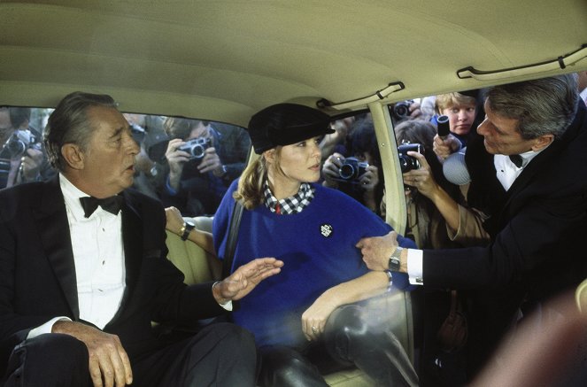 The Ambassador - Photos - Robert Mitchum, Ellen Burstyn