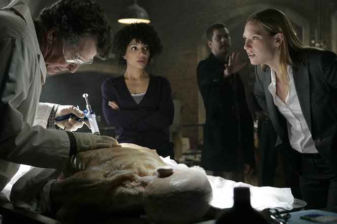 Fringe (Al límite) - The Same Old Story - De la película - John Noble, Jasika Nicole, Anna Torv