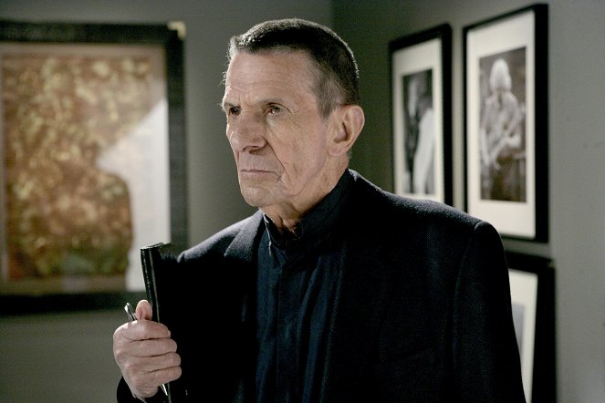 Fringe - Grenzfälle des FBI - Season 1 - Nichts ist einzigartig - Filmfotos - Leonard Nimoy