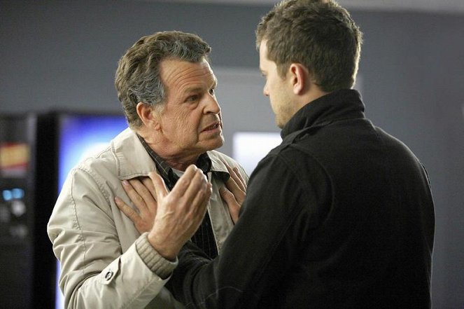Fringe - Season 2 - A New Day in the Old Town - Photos - John Noble