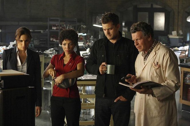 Fringe - A New Day in the Old Town - Photos - Meghan, Duchess of Sussex, Jasika Nicole, Joshua Jackson, John Noble