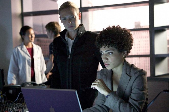 Fringe - Grenzfälle des FBI - Season 2 - Kontrolle - Filmfotos - Anna Torv, Jasika Nicole