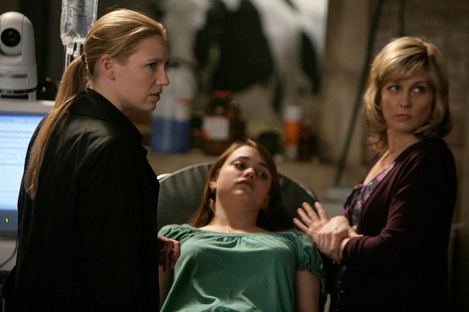 Fringe - Unearthed - Photos - Anna Torv, Amy Carlson