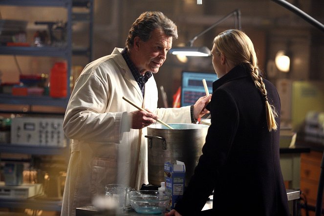Fringe - Olivia. In the Lab. With the Revolver - Photos - John Noble