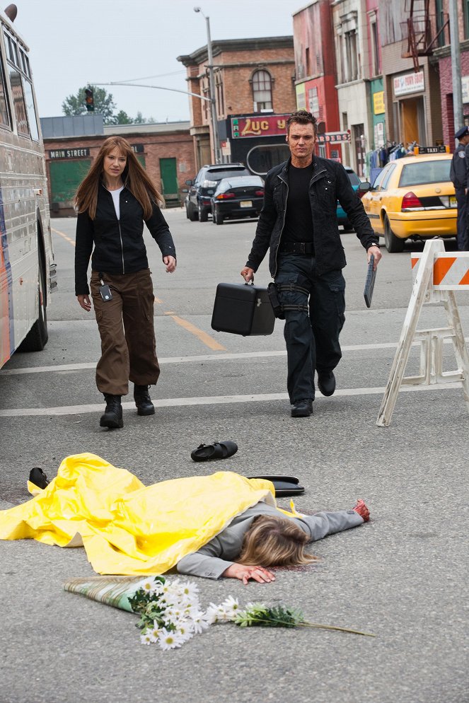 Fringe - Season 3 - The Plateau - Photos - Anna Torv, Seth Gabel