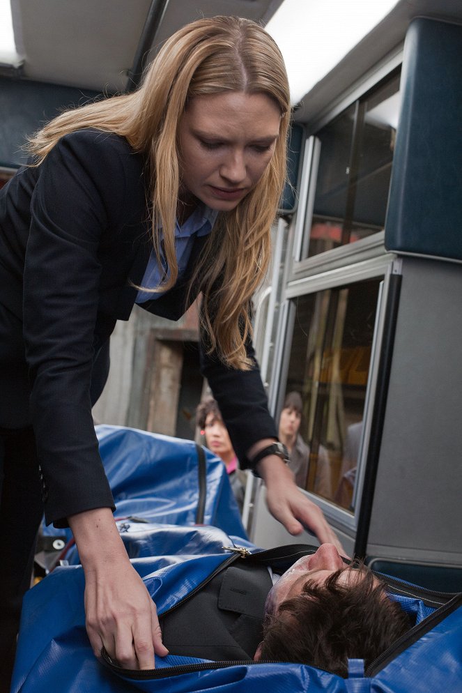 Fringe - Season 4 - Neither Here Nor There - Photos - Anna Torv