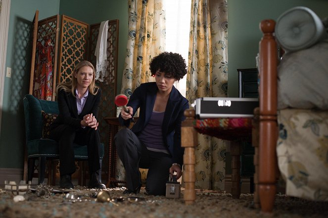 Fringe - Season 4 - Subject 9 - Photos - Anna Torv, Jasika Nicole