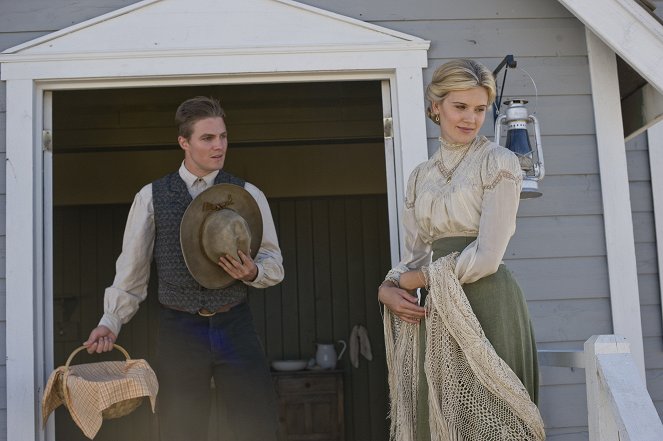 When Calls the Heart - Filmfotos - Stephen Amell, Maggie Grace