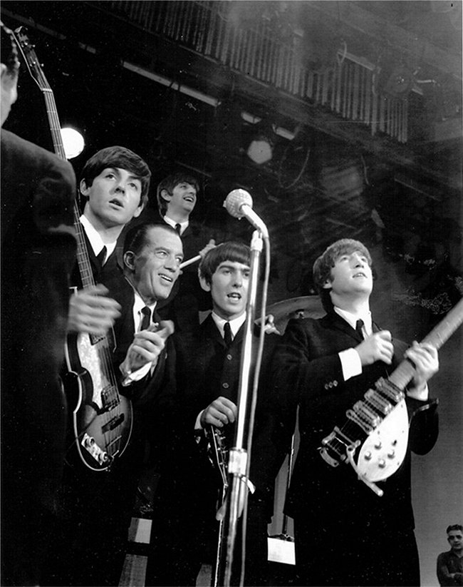 Beatles v USA - Z filmu - Paul McCartney, Ed Sullivan, Ringo Starr, George Harrison, John Lennon