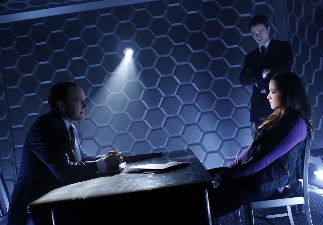 Agents of S.H.I.E.L.D. - Season 1 - Pilot - Photos - Clark Gregg, Brett Dalton, Chloe Bennet