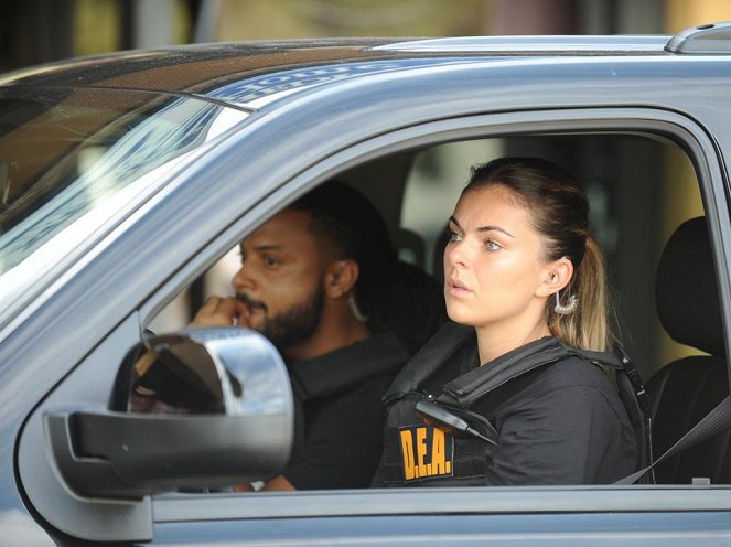 Graceland - Do filme - Brandon Jay McLaren, Serinda Swan