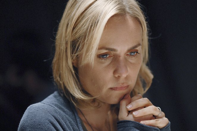 Rudá vdova - Série 1 - Z filmu - Radha Mitchell