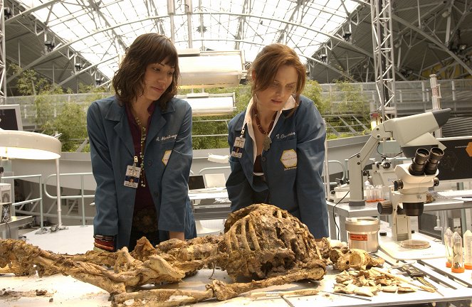 Bones - Season 1 - Pilot - Photos - Michaela Conlin, Emily Deschanel