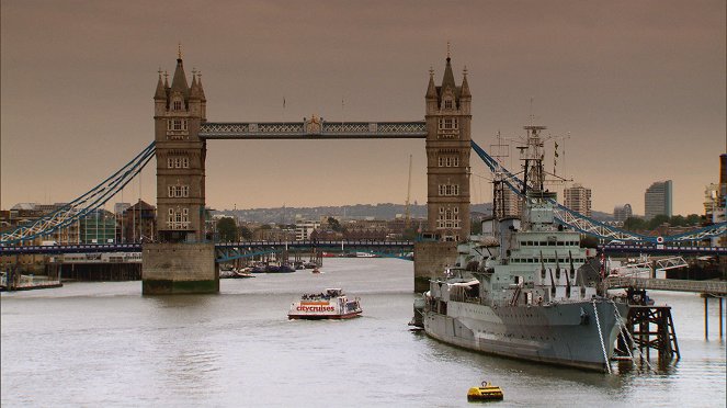 How the Bismarck Sank HMS Hood - De la película