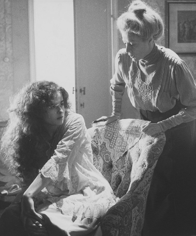 Izba s vyhliadkou - Z filmu - Helena Bonham Carter, Maggie Smith