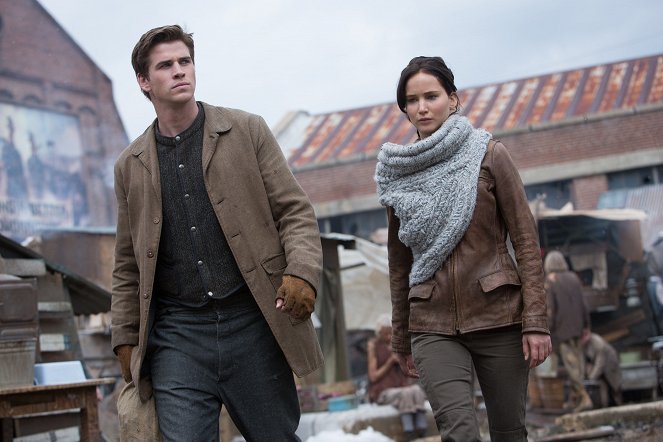 The Hunger Games: Catching Fire - Photos - Liam Hemsworth, Jennifer Lawrence