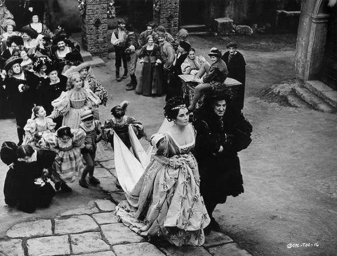 The Taming of the Shrew - Photos - Elizabeth Taylor, Michael Hordern