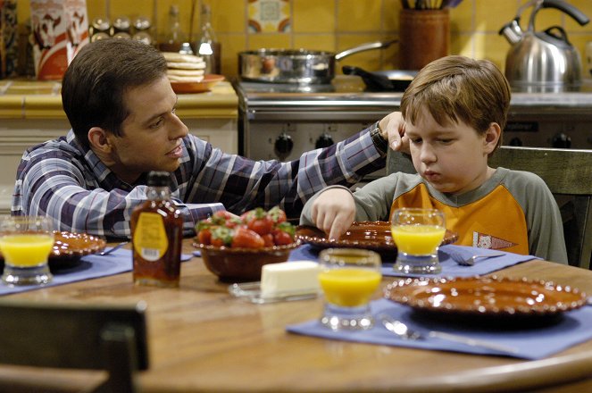 Two and a Half Men - Season 1 - Filmfotos - Jon Cryer, Angus T. Jones