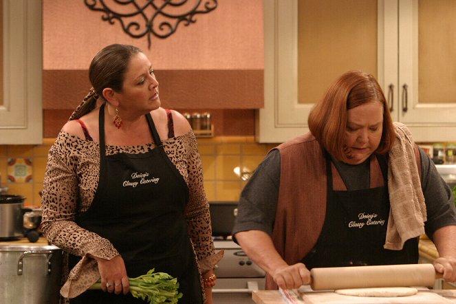 Two and a Half Men - A Kosher Slaughterhouse Out in Fontana - Photos - Camryn Manheim, Conchata Ferrell