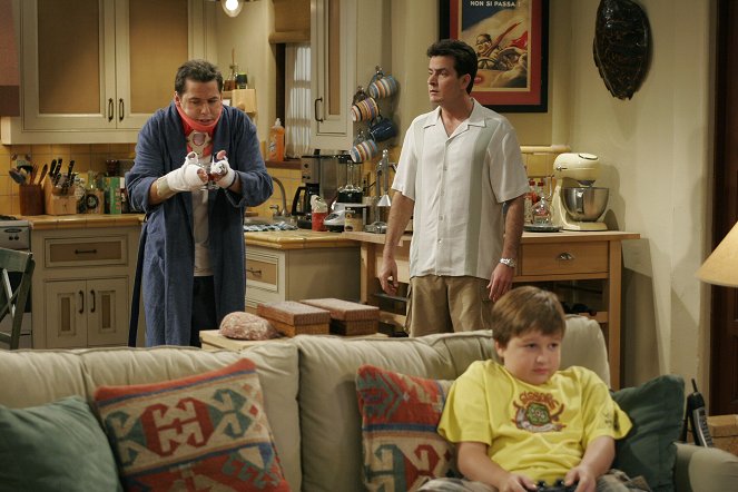 Two and a Half Men - Season 3 - Weekend in Bangkok with Two Olympic Gymnasts - Photos - Jon Cryer, Charlie Sheen, Angus T. Jones