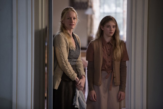 The Hunger Games: Catching Fire - Photos - Paula Malcomson, Willow Shields