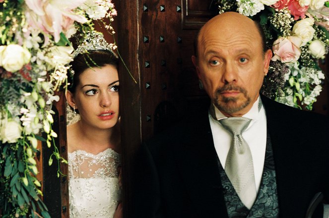 Neveletlen hercegnő 2: Eljegyzés a kastélyban - Filmfotók - Anne Hathaway, Hector Elizondo