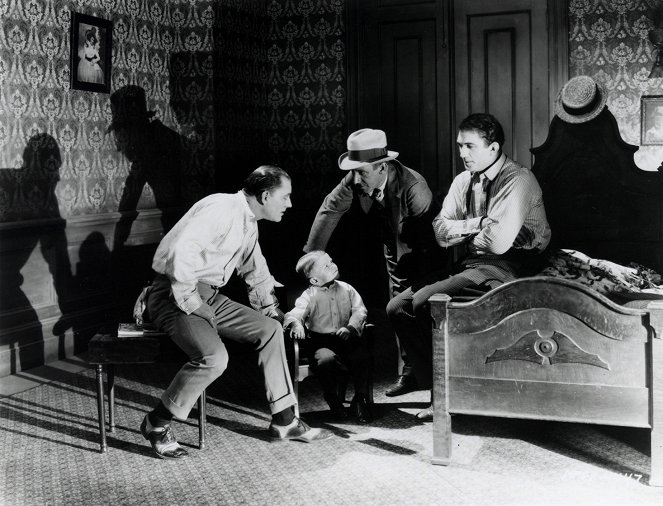 The Unholy Three - Dreharbeiten - Lon Chaney, Harry Earles, Tod Browning, Victor McLaglen