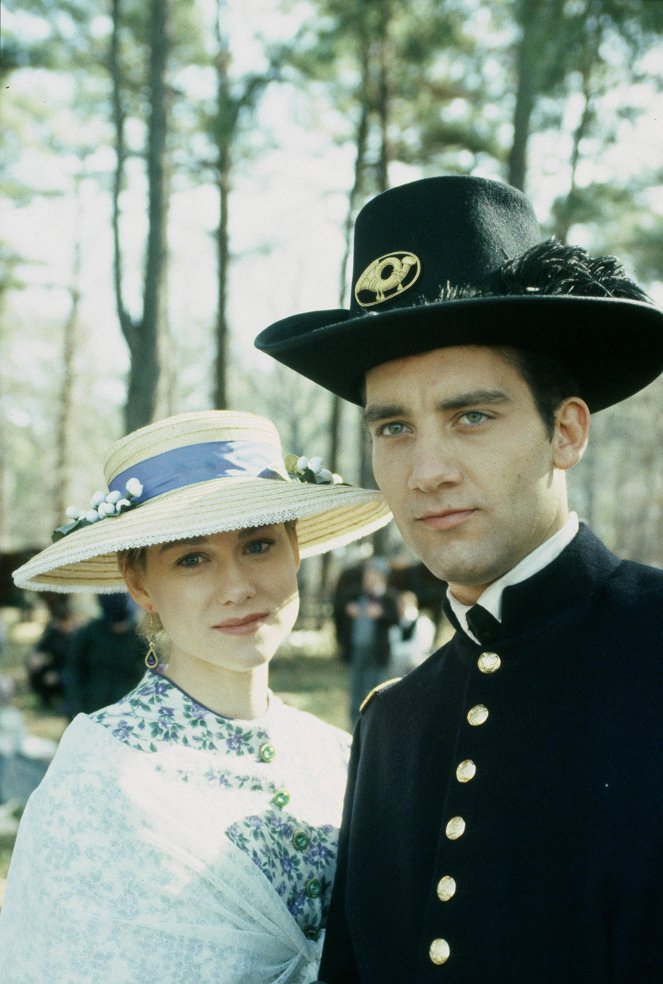 Bajtársak - Filmfotók - Laura Linney, Clive Owen