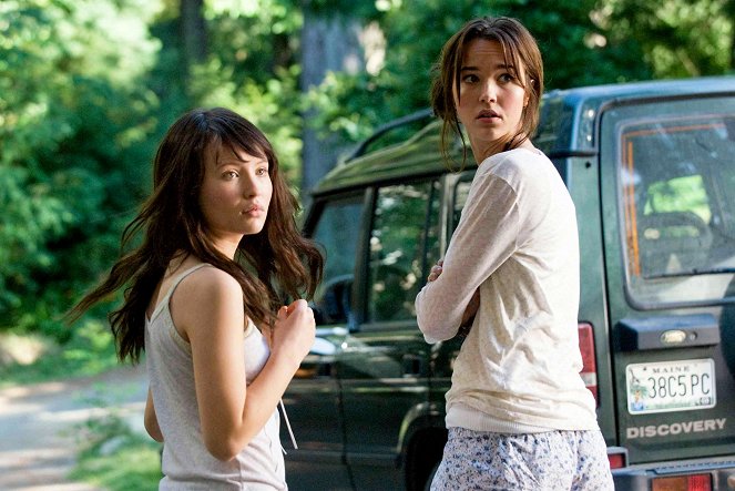 The Uninvited - Photos - Emily Browning, Arielle Kebbel