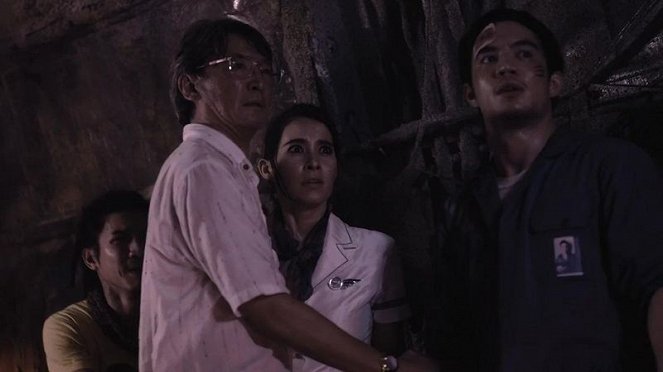 Dark Flight - Ghosts on a Plane - Filmfotos - Namo Tongkumnerd, Paramej Noiam, Marsha Wattanapanich, Peter Knight