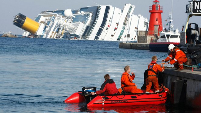 The Sinking of the Concordia: Caught on Camera - Photos