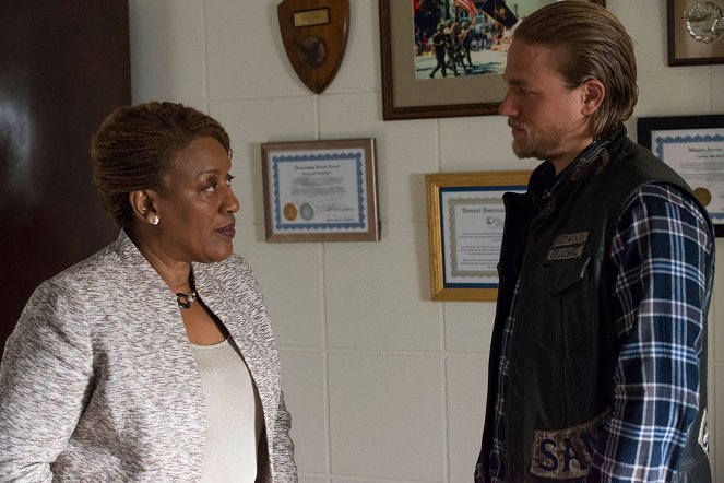 Sons of Anarchy - Photos - CCH Pounder, Charlie Hunnam