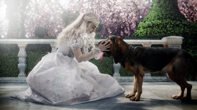 Alice in Wonderland - Photos - Anne Hathaway