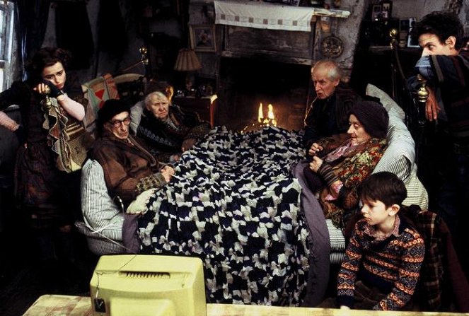 Karlík a továrna na čokoládu - Z filmu - Helena Bonham Carter, David Kelly, Freddie Highmore, Noah Taylor
