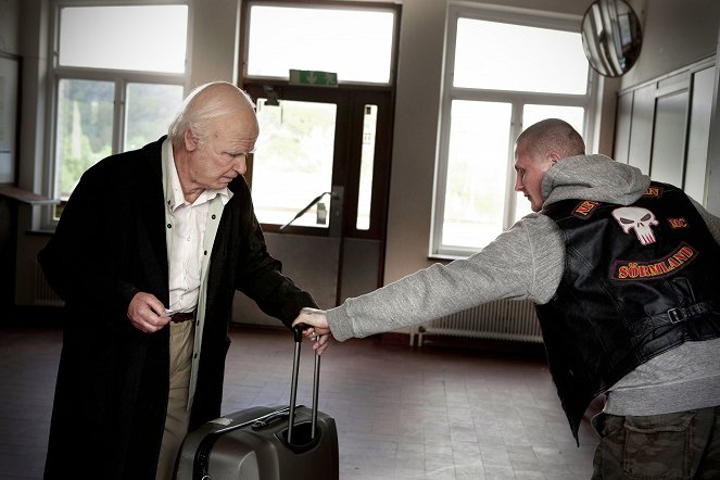 El abuelo que saltó por la ventana y se largó - De la película - Robert Gustafsson, Simon Säppenen