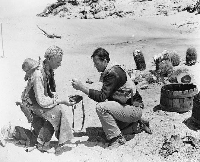 Spuren im Sand - Filmfotos - Harry Carey Jr., John Wayne