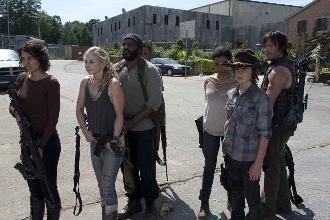 Walking Dead - Zašlo to priďaleko - Z filmu - Lauren Cohan, Emily Kinney, Chad L. Coleman, Sonequa Martin-Green, Chandler Riggs, Norman Reedus