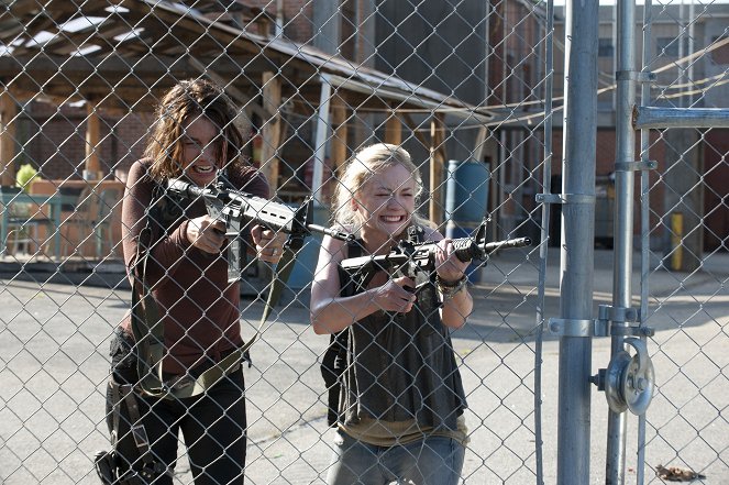 The Walking Dead - Too Far Gone - Photos - Lauren Cohan, Emily Kinney