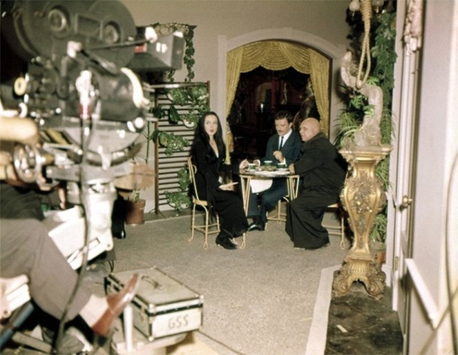 Rodina Addamsovcov - Z nakrúcania - Carolyn Jones, John Astin, Jackie Coogan