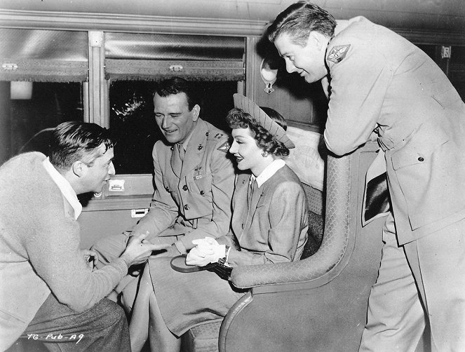 Häväistysjuttu yöpikajunassa - Kuvat kuvauksista - John Wayne, Claudette Colbert