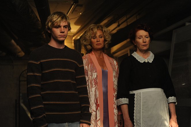 American Horror Story - Home Invasion - Photos - Evan Peters, Jessica Lange, Frances Conroy