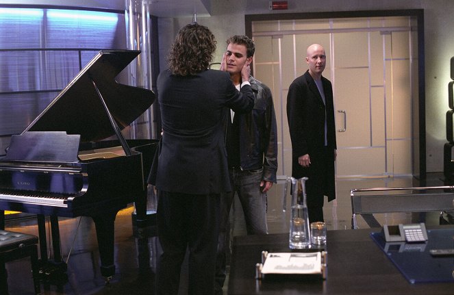 Smallville - Season 2 - Prodigal - Photos - Paul Wesley, Michael Rosenbaum