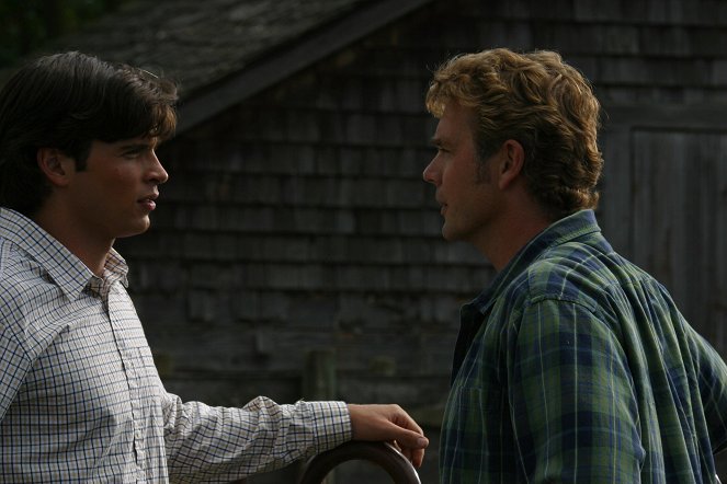 Smallville - Season 3 - Extinction - Photos - Tom Welling, John Schneider