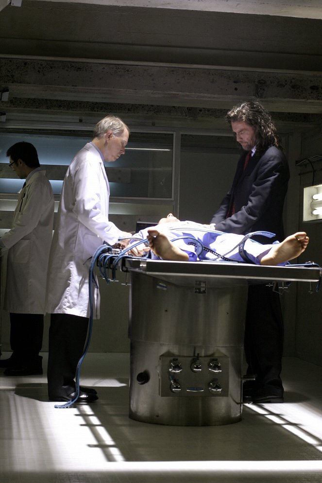 Smallville - Season 3 - Asylum - Photos - John Glover