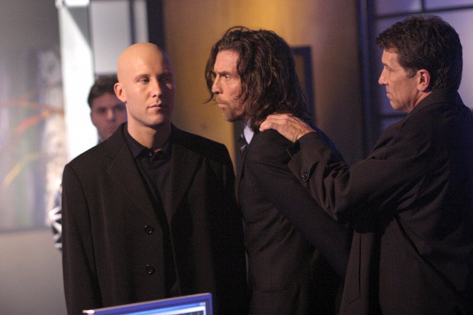 Smallville - Season 3 - Forsaken - Photos - Michael Rosenbaum, John Glover, Gary Hudson