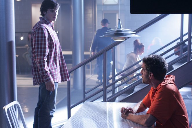 Smallville - Season 4 - Bound - Photos - Tom Welling, John Glover