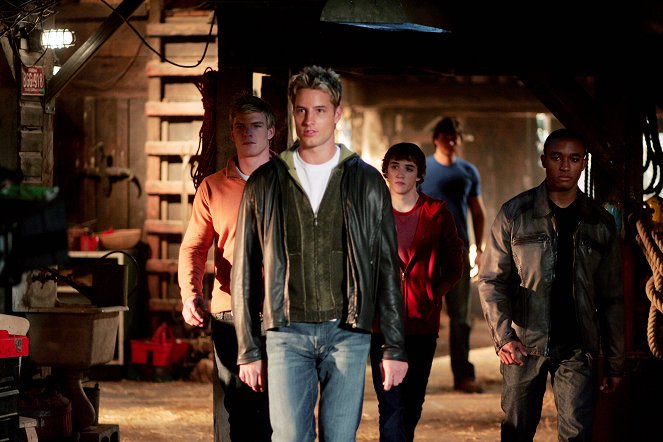 Smallville - Igazság - Filmfotók - Alan Ritchson, Justin Hartley, Kyle Gallner, Tom Welling, Lee Thompson Young