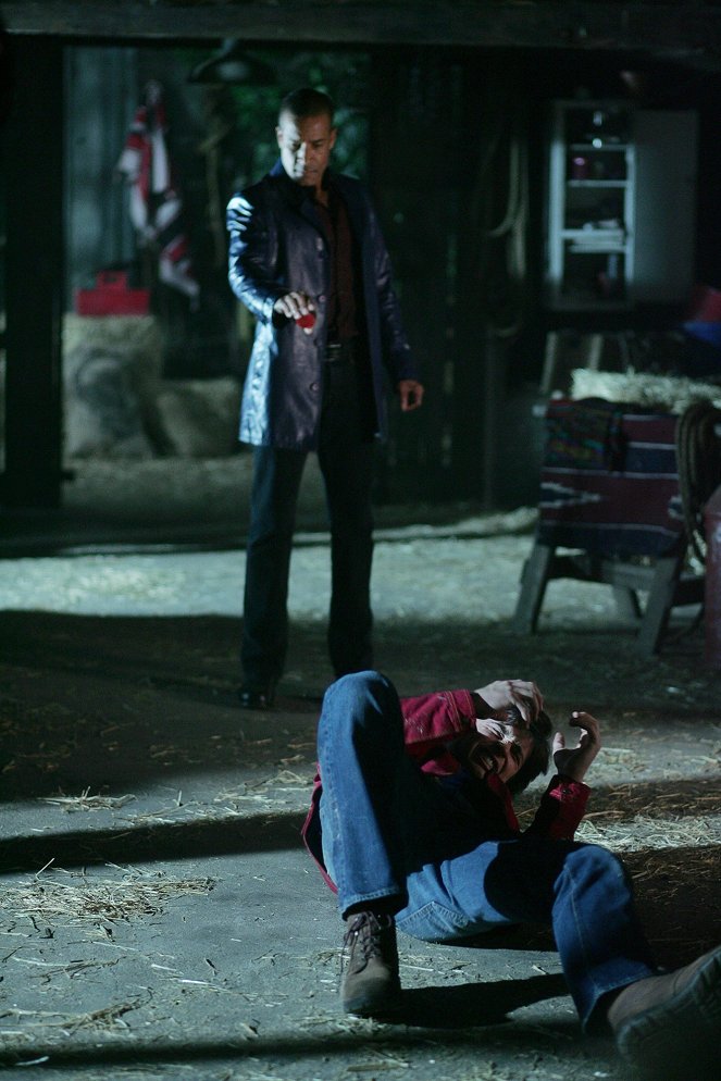 Smallville - Season 6 - Labyrinth - Photos - Phil Morris, Tom Welling