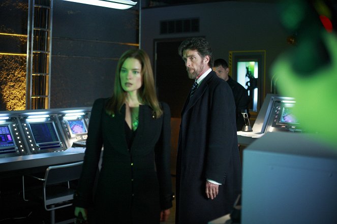 Smallville - Cestovatel - Z filmu - Gina Holden, John Glover