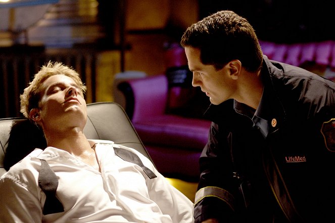 Smallville - Season 8 - Toxic - Photos - Justin Hartley, Sam Witwer